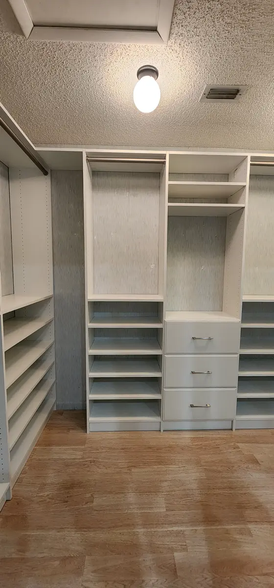 Installed closet system showing a corner return with adjustable shelving